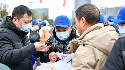 甘肃平凉500余名务工人员乘专车返岗