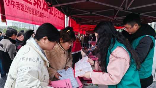 江西省万载县总工会“工会帮就业”专场招聘会举办